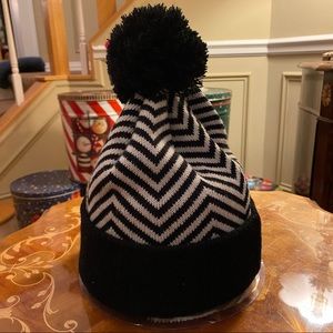NWOT Black & White Zig Zag Pom Pom Beanie Hat